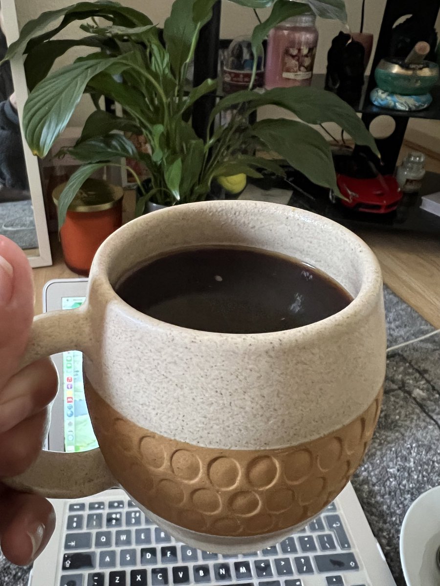 samjhuu_h's tweet photo. Life is what happens between coffee and alcohol #prettyclose https://t.co/1ukF5ZcVUL