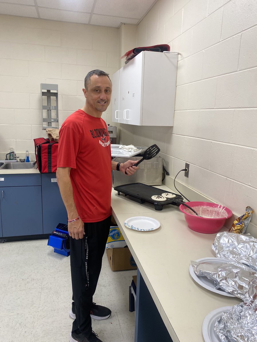 Chef Joel cooking up some chocolate and blueberry pancakes for us this Saturday morning 🥞😋 <a href="/Bdalegirlsbball/">BloomingdaleGBB</a>