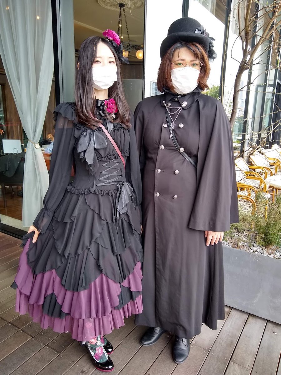 otonaalice's tweet photo. #GLM7 
左：Viola
(東京都出身＆在住、会社員）
ファッションテーマ●ゴシック
上着●Moi-meme-Moitie
ふだんは●オフィスカジュアル
将来は●このままか和装

右：水無瀬雨宮
（会社員）
ファッションテーマ●今しかないインバネス
コート●エクサントリーク
このスタイルを始めたのは●18歳頃 https://t.co/vrEp8NRNGx