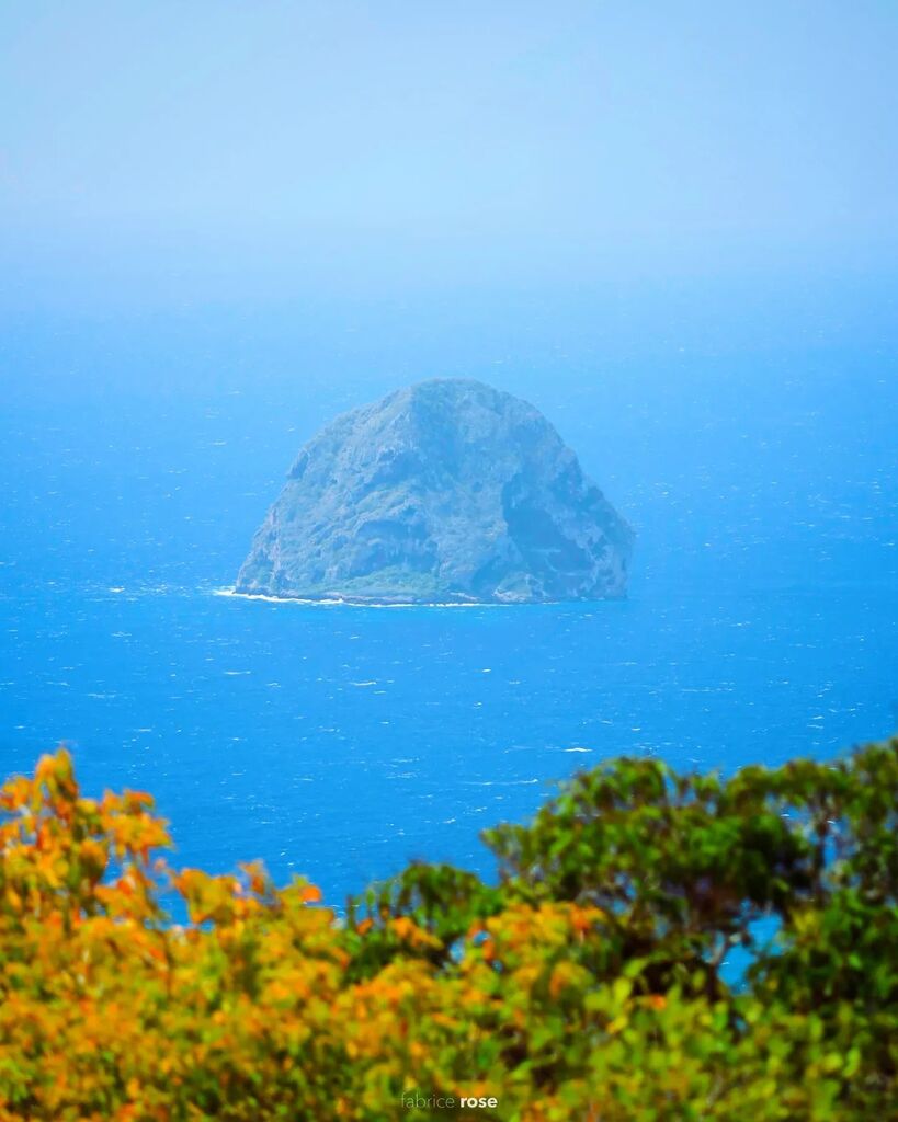 fabrrx's tweet photo. ⛰️ Diamond's Rock, it rocks !

#rocherdudiamant #lediamant #martinique #martiniquetourisme #ig_martinique #madinina #natureloversofinstagram #placestovisit #explorefrance #exploreeurope #canonfrance #antillesfrancaises #caribbeanlandscape #sexygirsls @ca… https://t.co/WE8Ln31Zgc https://t.co/JkDXt6ZGbV