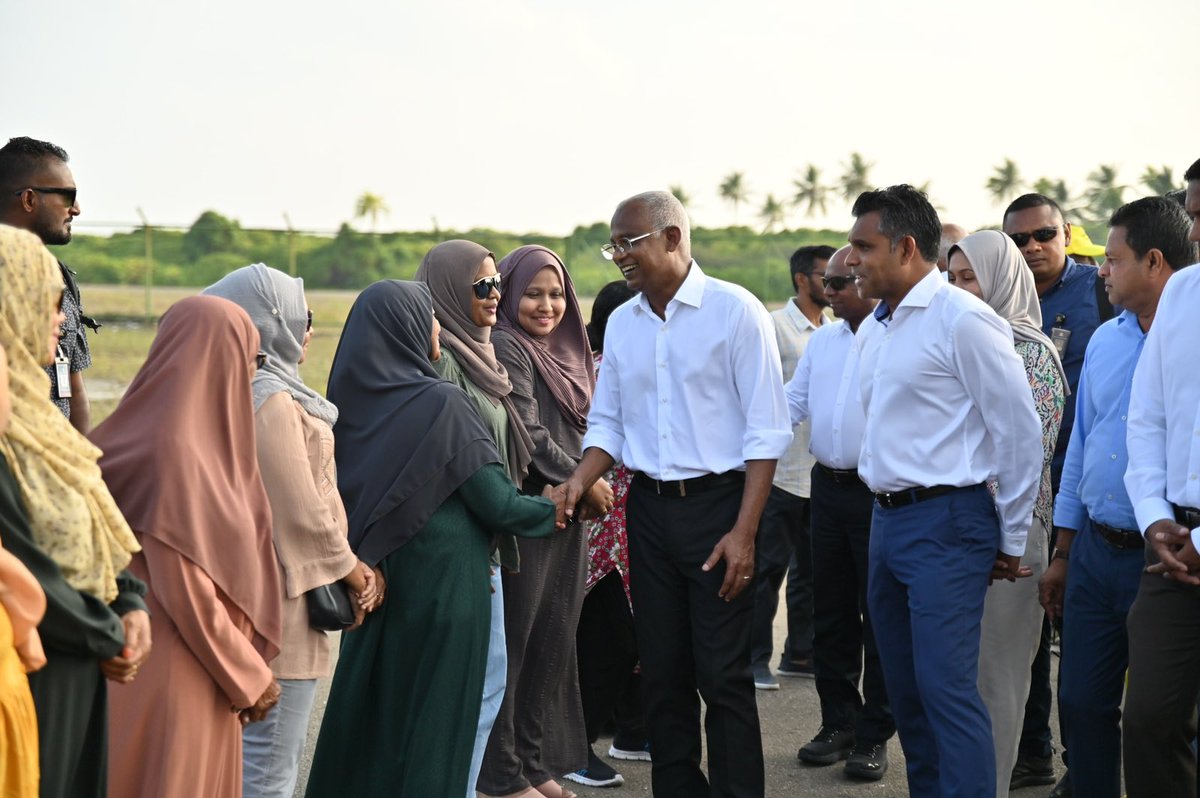 abdulla_shahid's tweet photo. #MDPKuriah | A tremendous welcome for President @ibusolih on his arrival to Fuvahmulah City. 

Good to see the love for President Solih here in Fuvahmulah.

#Ibu2023 https://t.co/VYLlz78mYu