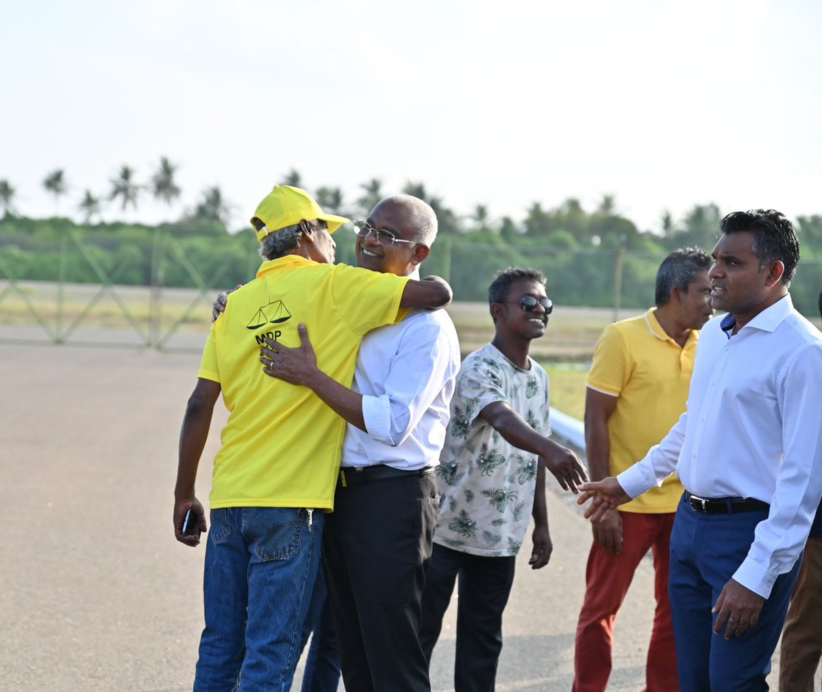 abdulla_shahid's tweet photo. #MDPKuriah | A tremendous welcome for President @ibusolih on his arrival to Fuvahmulah City. 

Good to see the love for President Solih here in Fuvahmulah.

#Ibu2023 https://t.co/VYLlz78mYu