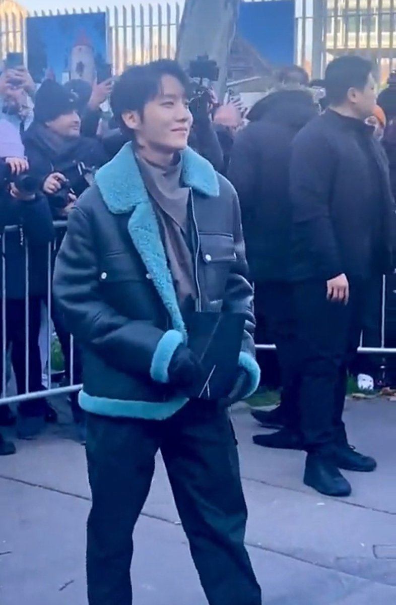 hourlyhobi's tweet photo. J-HOPE'S OUTIFT https://t.co/71EIgmFswk