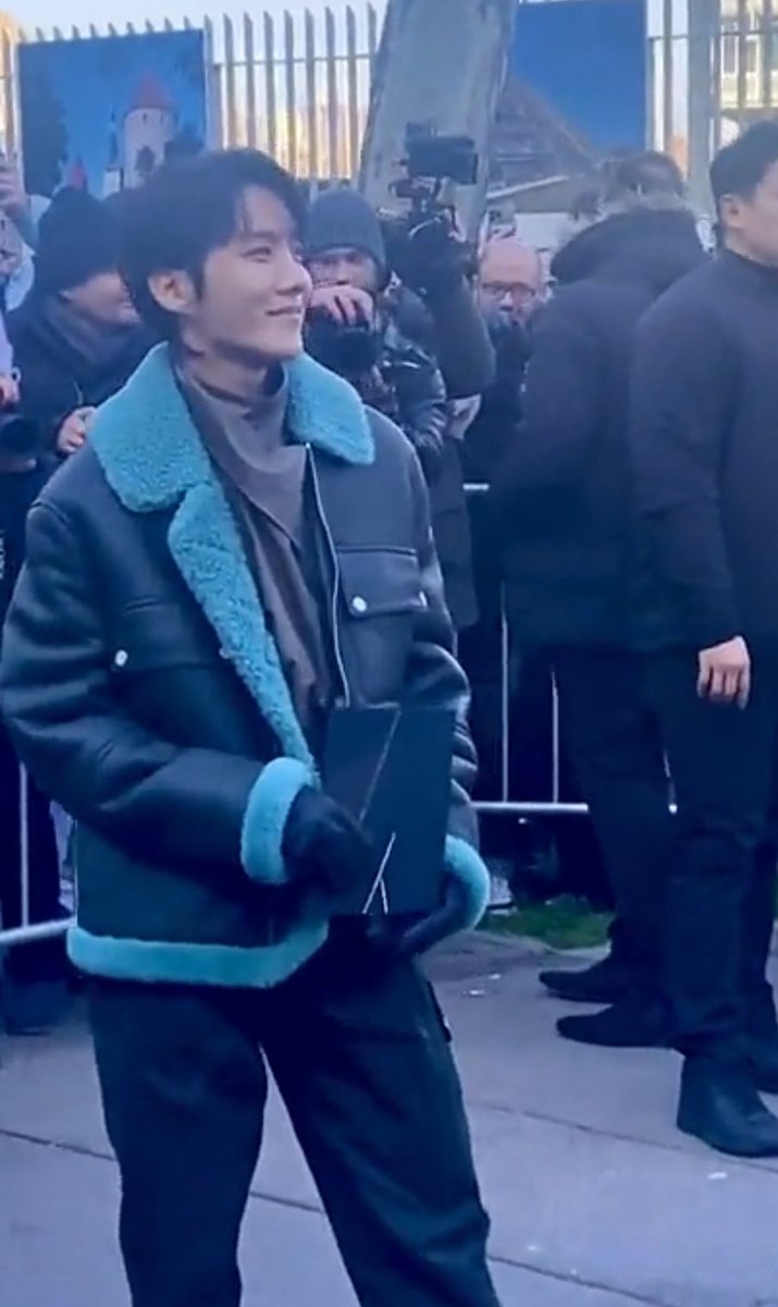 hourlyhobi's tweet photo. J-HOPE'S OUTIFT https://t.co/71EIgmFswk