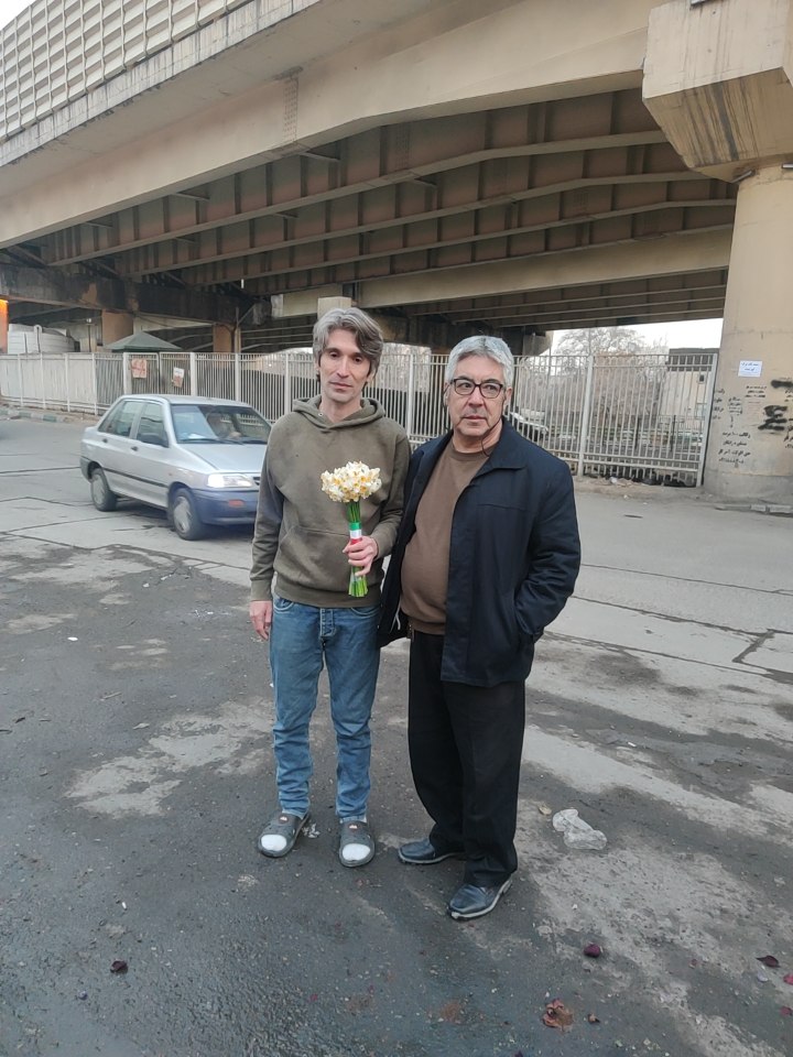 دقایقی قبل موکلم #آرش_صادقی باقرار وثیقه از زندان اوین آزاد شد.