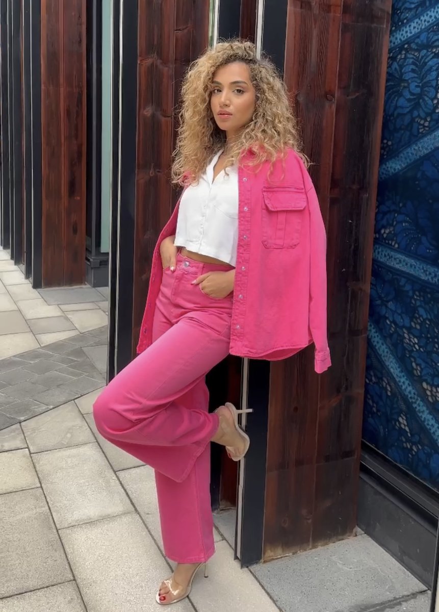 Ruling the WORLD in #pink #fashion #gehnaadvani #pinkoutfit #style #arab #uae #dubaiblogger #pinkoutfit #ootd