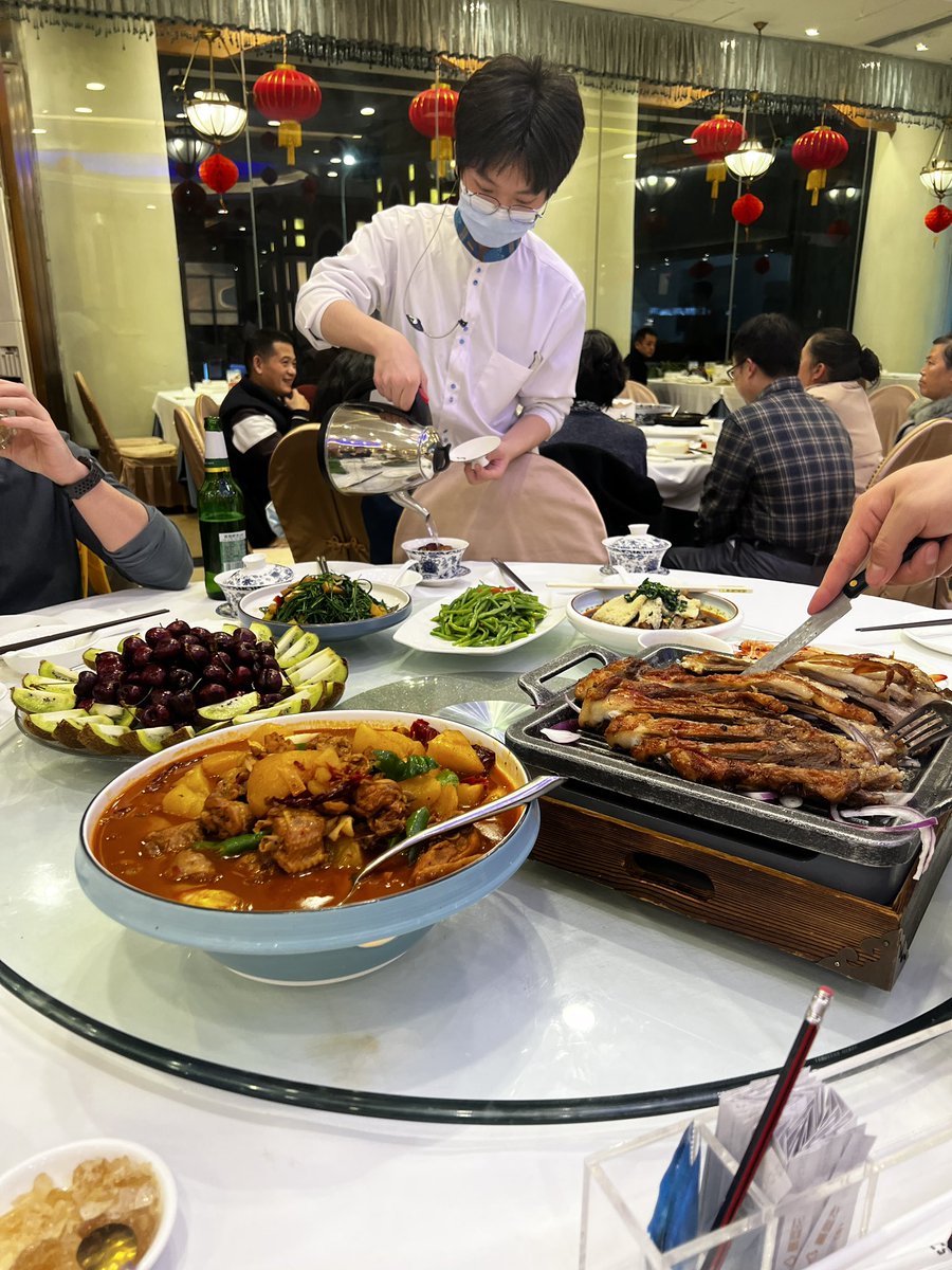 Feliz Año Nuevo chino! Aquí ya hemos arramplado con la comida y en breve nos comeremos los doce lichis de la suerte con las gonggonadas de 啦梦 García en CCTV.