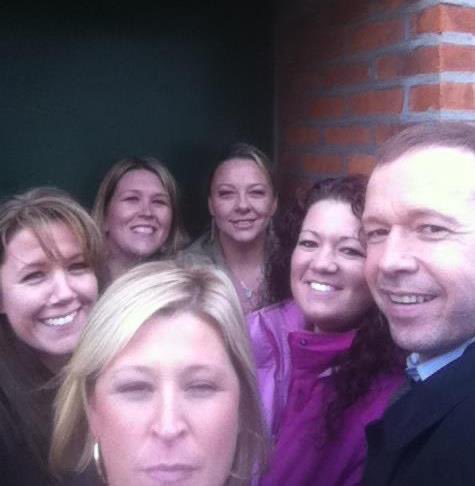 Tnortonnp's tweet photo. @myluvcaseycorey @lakersRN24 @DEWsTrampStamp @DonnieWahlberg @finneg4 And it all started in a little doorway.  ❤️ https://t.co/B9fl0ZGDiC