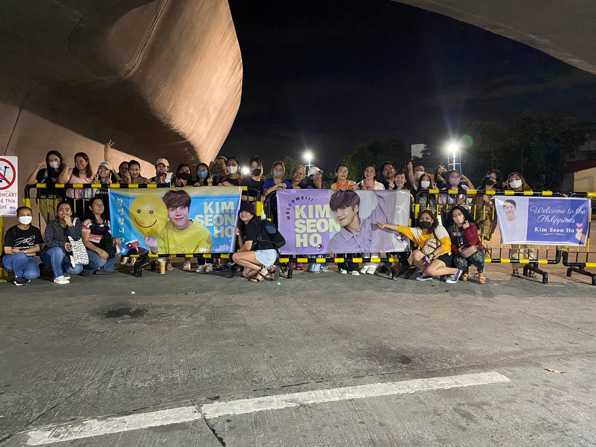 ThisFilipinaMom's tweet photo. @happeehour Team airport are ready to welcome him! https://t.co/sLwreBsrJM
