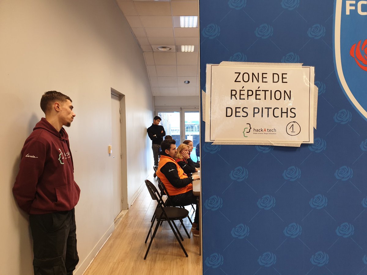 inria_grenoble's tweet image. Après une matinée studieuse au #hackAtech2023 pour nos équipes qui terminent de préparer leur présentation pour ce soir, place au #training des PITCHS 🤫

Les coachs #business et #tech donnent leurs derniers conseils...