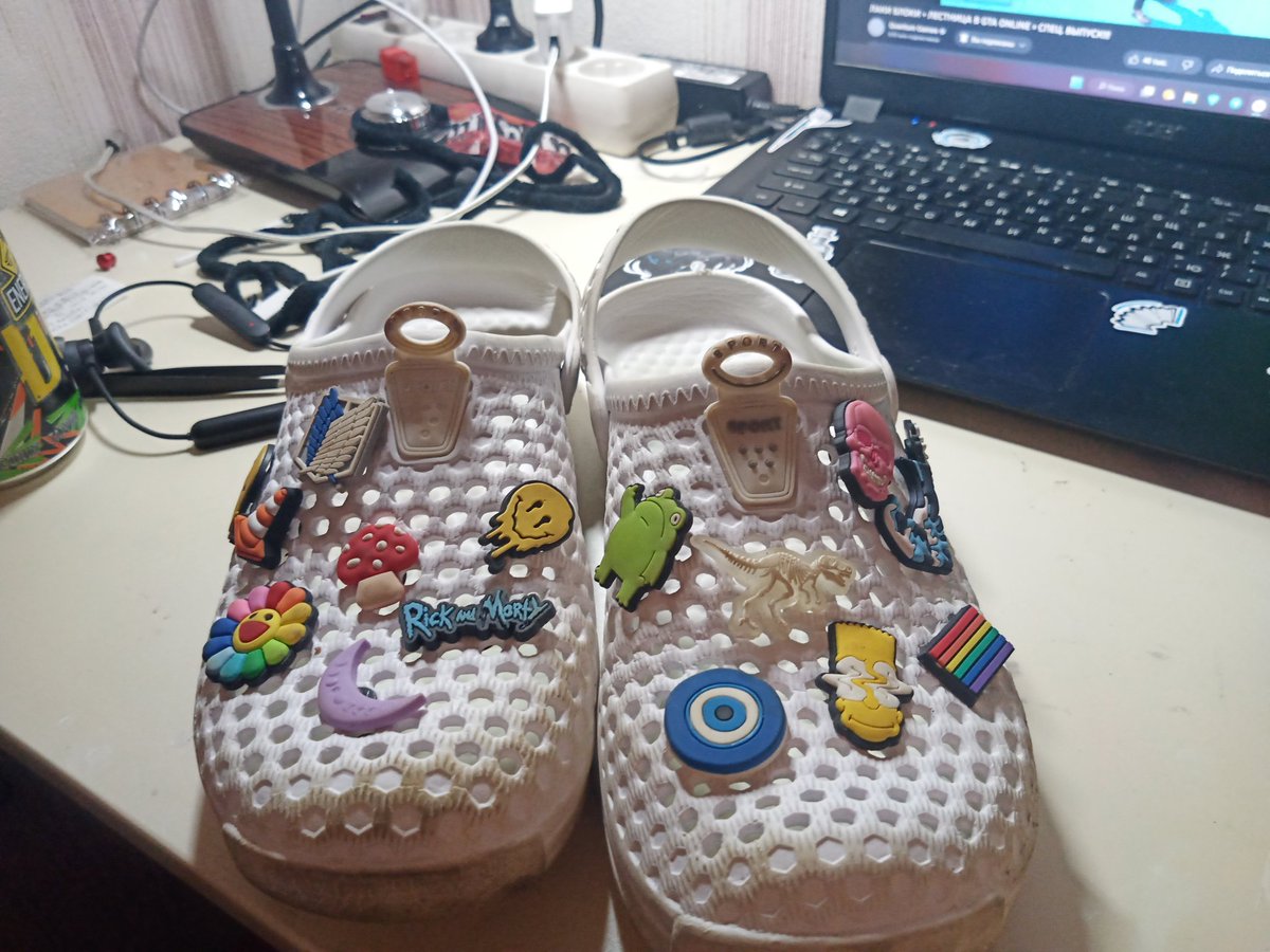 _PeSHka__'s tweet photo. Наверное я наконец то завешал все тапочки
 вы только гляньте, они шикарны ✨.✨ https://t.co/QCYZ5UlzI4