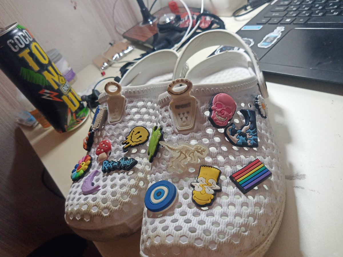 _PeSHka__'s tweet photo. Наверное я наконец то завешал все тапочки
 вы только гляньте, они шикарны ✨.✨ https://t.co/QCYZ5UlzI4