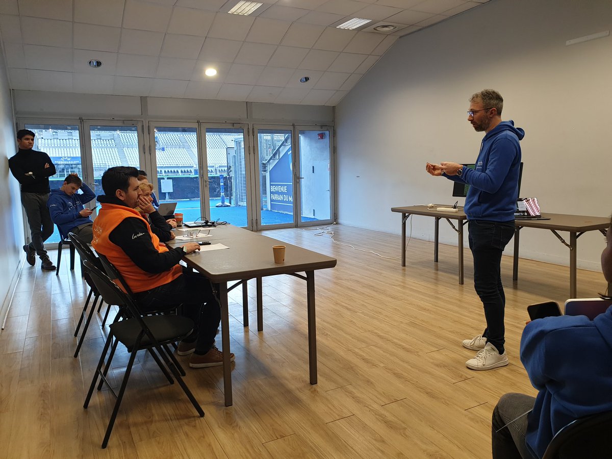 inria_grenoble's tweet image. Après une matinée studieuse au #hackAtech2023 pour nos équipes qui terminent de préparer leur présentation pour ce soir, place au #training des PITCHS 🤫

Les coachs #business et #tech donnent leurs derniers conseils...