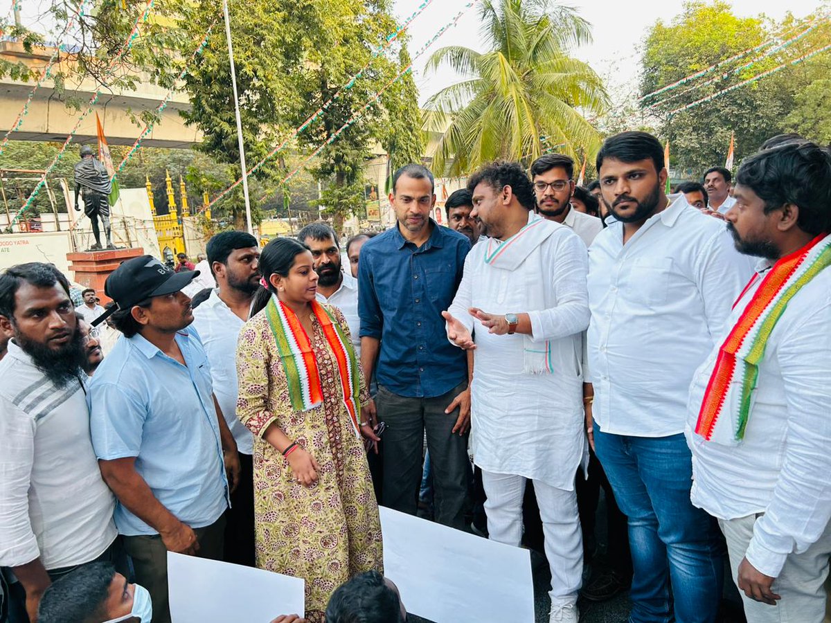 ShivaSenaIYC's tweet photo. తెలంగాణ ప్రభుత్వం చేపట్టిన పోలీస్ నియామకాల్లో అవకతవకలను పరిష్కరించాలని పోలీస్ అభ్యర్థులు జాతీయ యూత్ కాంగ్రెస్ ఇంచార్జ్ @Allavaru గారిని మరియు యూత్ కాంగ్రెస్ రాష్ట్ర అధ్యక్షులు శివసేన రెడ్డి గారిని కలిసి వారి సమస్యలను వివరించడం జరిగింది. (1/2) https://t.co/oc7U2W5bOd