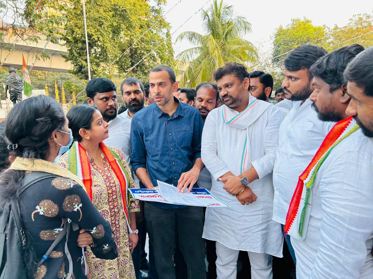 ShivaSenaIYC's tweet photo. తెలంగాణ ప్రభుత్వం చేపట్టిన పోలీస్ నియామకాల్లో అవకతవకలను పరిష్కరించాలని పోలీస్ అభ్యర్థులు జాతీయ యూత్ కాంగ్రెస్ ఇంచార్జ్ @Allavaru గారిని మరియు యూత్ కాంగ్రెస్ రాష్ట్ర అధ్యక్షులు శివసేన రెడ్డి గారిని కలిసి వారి సమస్యలను వివరించడం జరిగింది. (1/2) https://t.co/oc7U2W5bOd