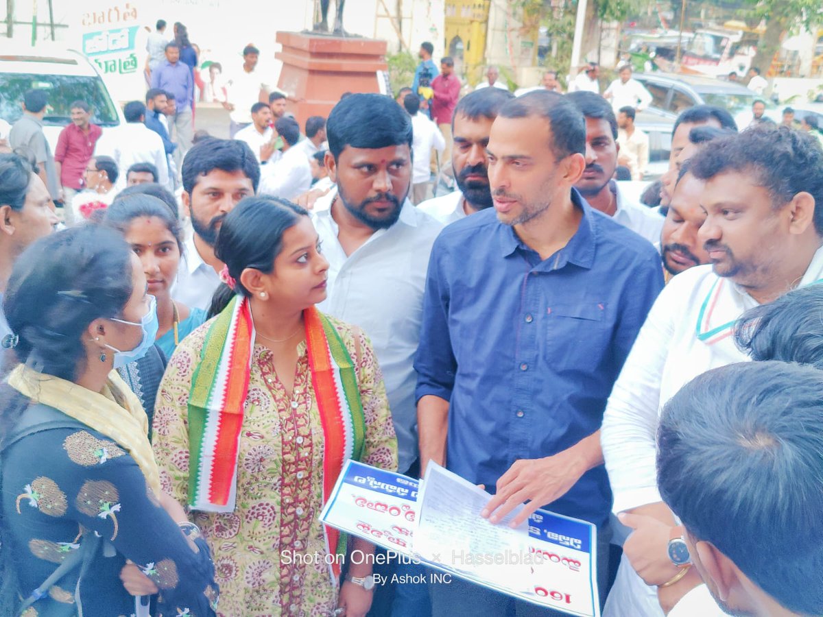ShivaSenaIYC's tweet photo. తెలంగాణ ప్రభుత్వం చేపట్టిన పోలీస్ నియామకాల్లో అవకతవకలను పరిష్కరించాలని పోలీస్ అభ్యర్థులు జాతీయ యూత్ కాంగ్రెస్ ఇంచార్జ్ @Allavaru గారిని మరియు యూత్ కాంగ్రెస్ రాష్ట్ర అధ్యక్షులు శివసేన రెడ్డి గారిని కలిసి వారి సమస్యలను వివరించడం జరిగింది. (1/2) https://t.co/oc7U2W5bOd