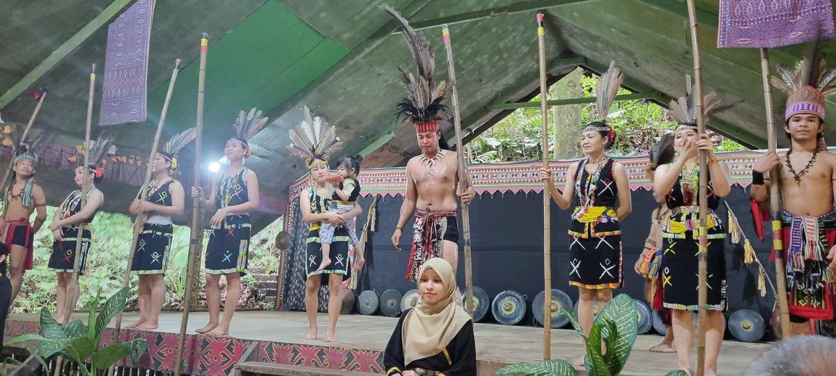 Day 1 in Sabah, Boreno (East Malaysia). 

Such a gorgeous place! Mountains, sea and culture ❤️ we flew in around 9pm last night, picked up our car rental today (I missed driving!) And headed to Muri-Muri Cultural Village. It was PHENOMENAL.