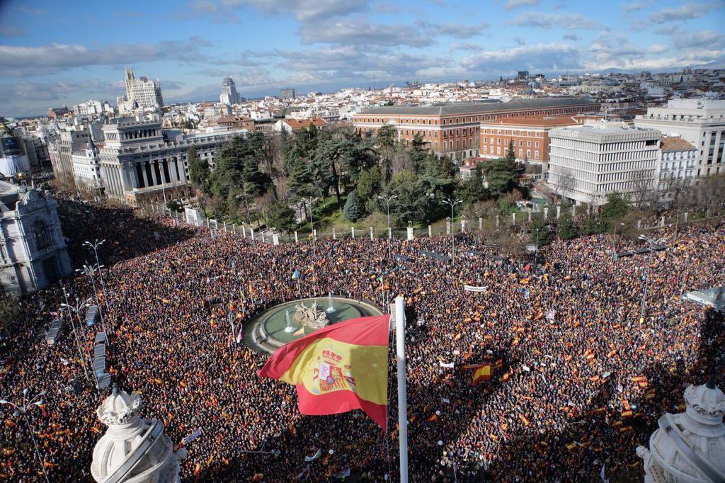 SilviaSaavedraI's tweet photo. Miles de ciudadan@s gritamos hoy ¡Basta! en Cibeles en defensa de 🇪🇸, de la Democracia y la Constitución 📖
Gritamos ¡No! a las políticas veleidosas y tendenciosas del Ejecutivo y ¡Si! A la defensa del Estado de Derecho.
No es momento de callar ante las tropelías de Sánchez. https://t.co/Q7JTMTyBCI