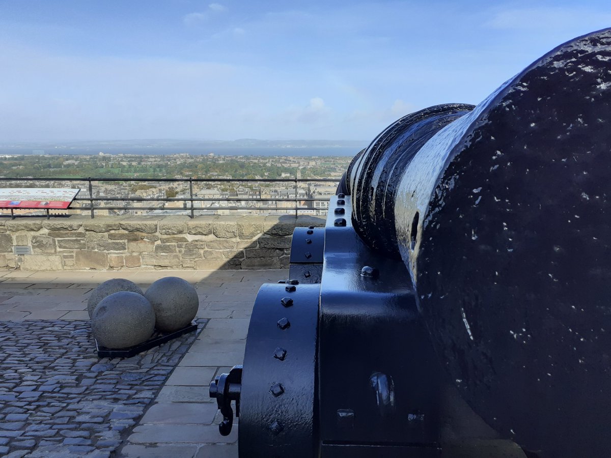 dtmacdonald71's tweet photo. Behind the Mons Meg. @edinburghcastle https://t.co/NOZhDo8ZnQ