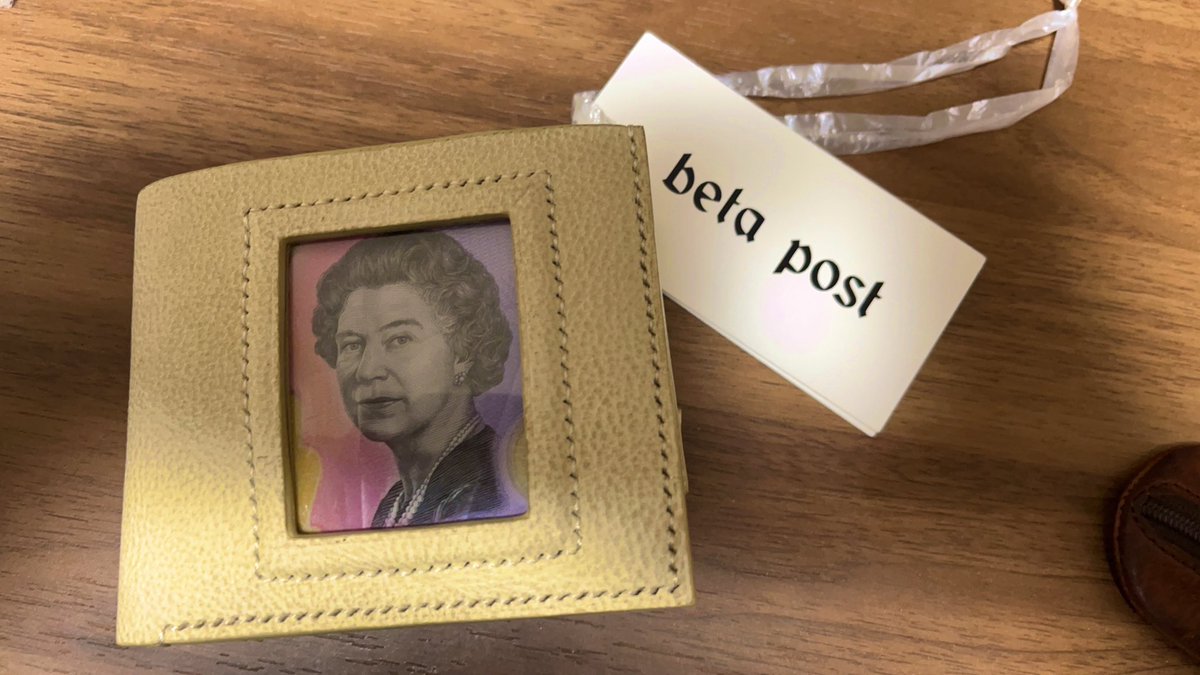 一目惚れしたベータポストの財布👛💸

窓ついてて本当にこのなんとも言えないシュールさが可愛いくて最高‼︎

諭吉も可愛いけどとりあえずこの方にしとく。