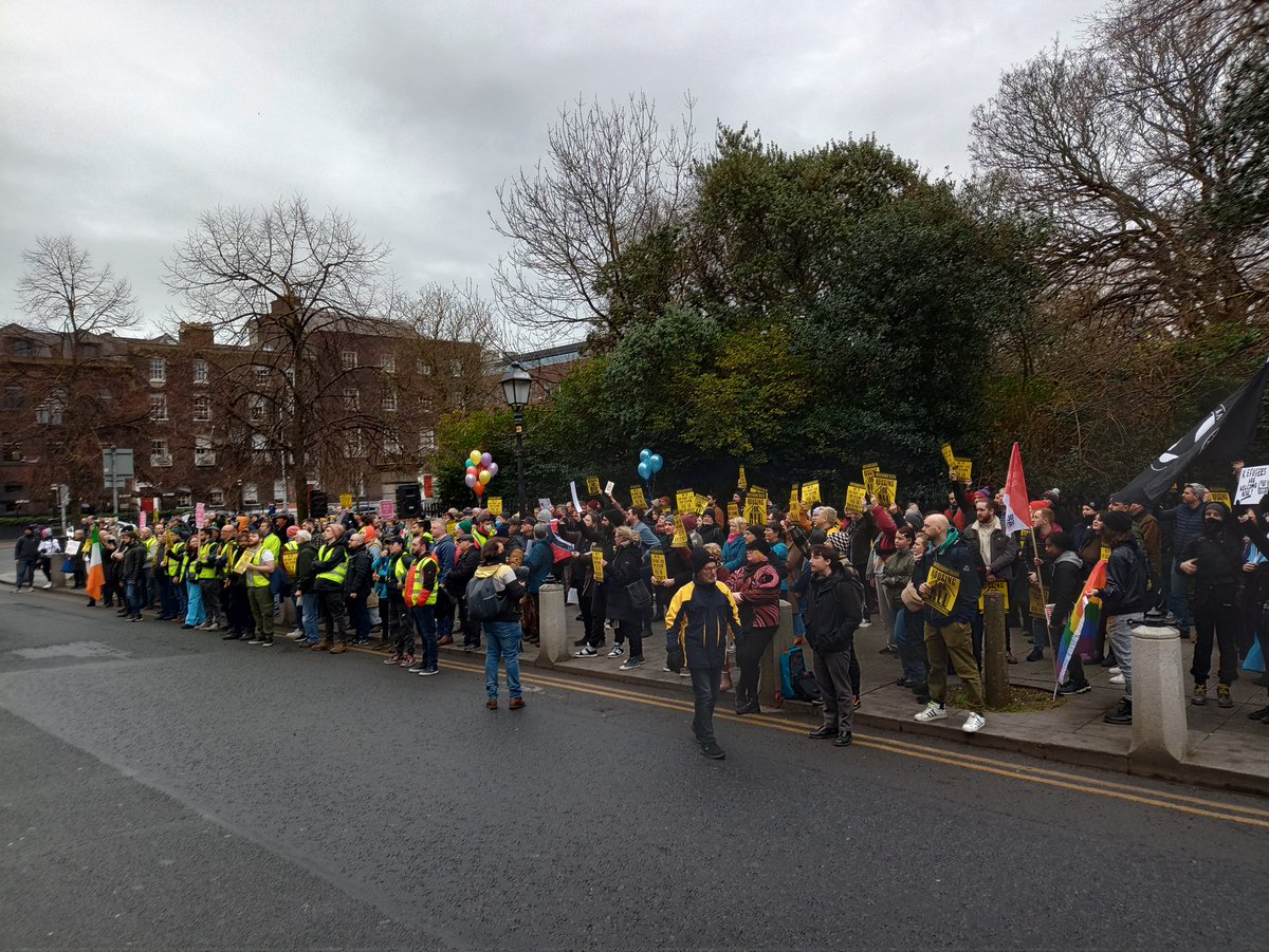 _jamesokeeffe's tweet photo. Refugees welcome here.
Great turnout at Stephen's Green, the racists were sent on their way, this should give great confidence to anti-racists in every community in Ireland. https://t.co/W6kew9iU3a