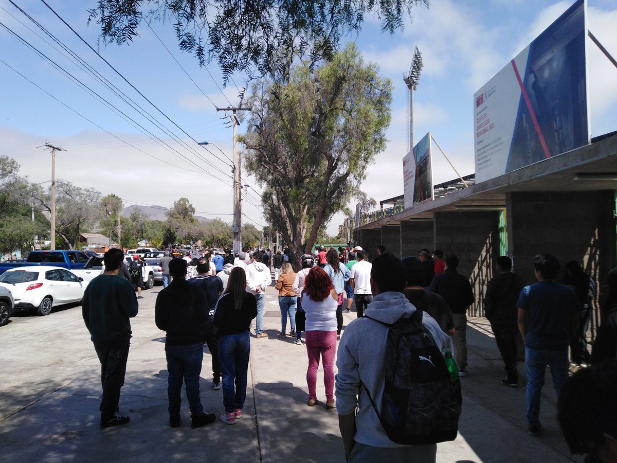 Guillerivera73's tweet photo. Ahora: Casi un centenar de hinchas de @CDCopiapo y #ColoColo esperan afuera del "Luis Valenzuela Hermosilla" tras una entrada para el partido de mañana. Colapso del servidor de #Serviticket genera molestia. Ya llegó personal del club y Carabineros al lugar. En desarrollo. https://t.co/7hlUxiwfuH