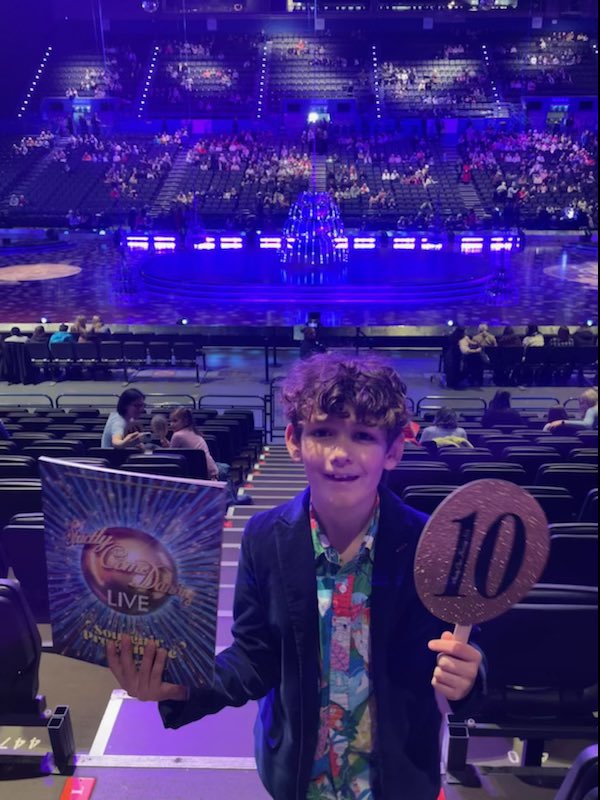 NaturetasticWH's tweet image. Look who I bumped into on the way to the @bbcstrictly tour!
@HamzaYassin3 was lovely and even pointed out where to spot a cormorant on the canal when I told him about my wildlife films!
Another hero met!!!
He gets a 10 from me!!