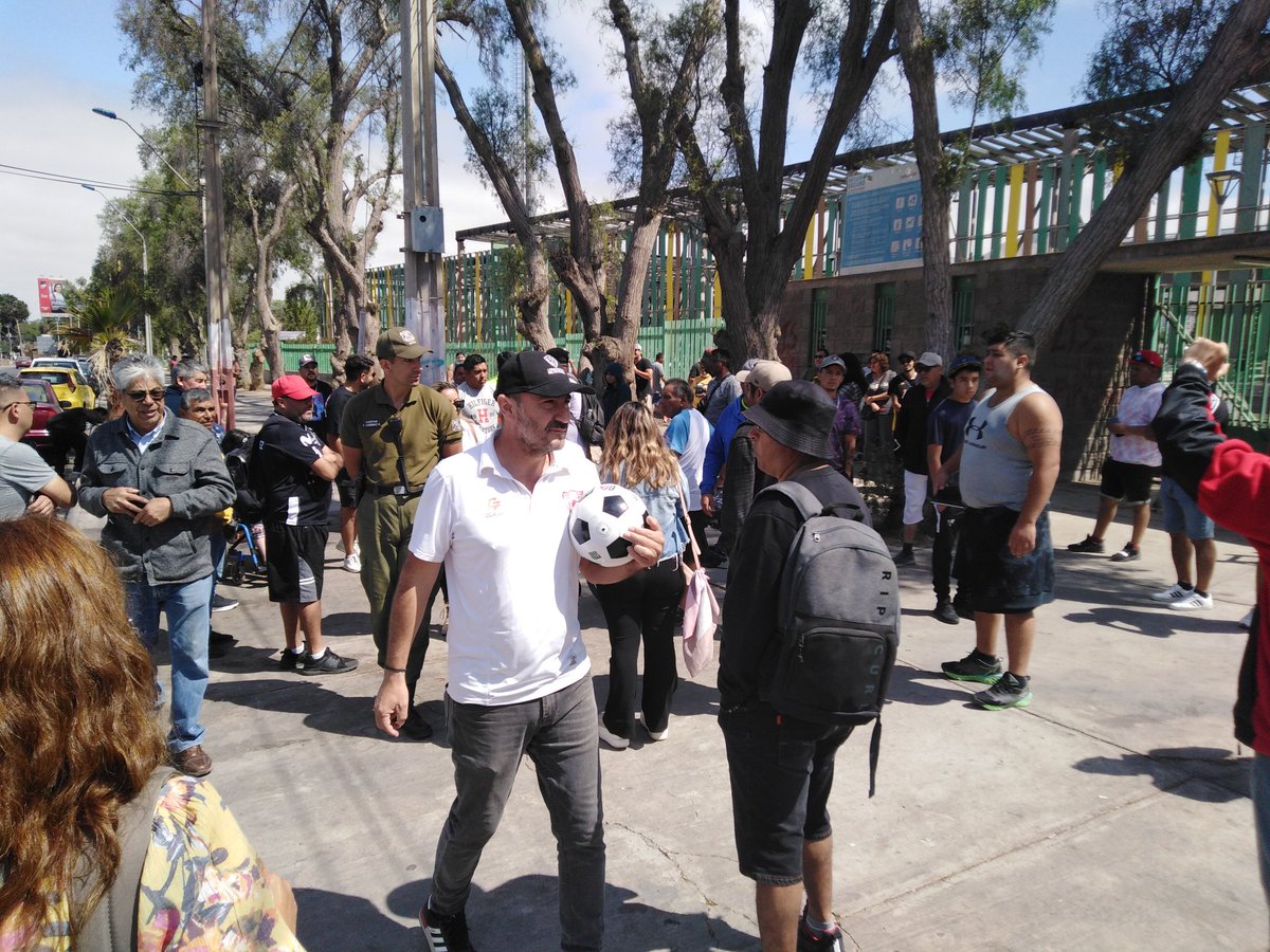 Guillerivera73's tweet photo. Ahora: Casi un centenar de hinchas de @CDCopiapo y #ColoColo esperan afuera del "Luis Valenzuela Hermosilla" tras una entrada para el partido de mañana. Colapso del servidor de #Serviticket genera molestia. Ya llegó personal del club y Carabineros al lugar. En desarrollo. https://t.co/7hlUxiwfuH
