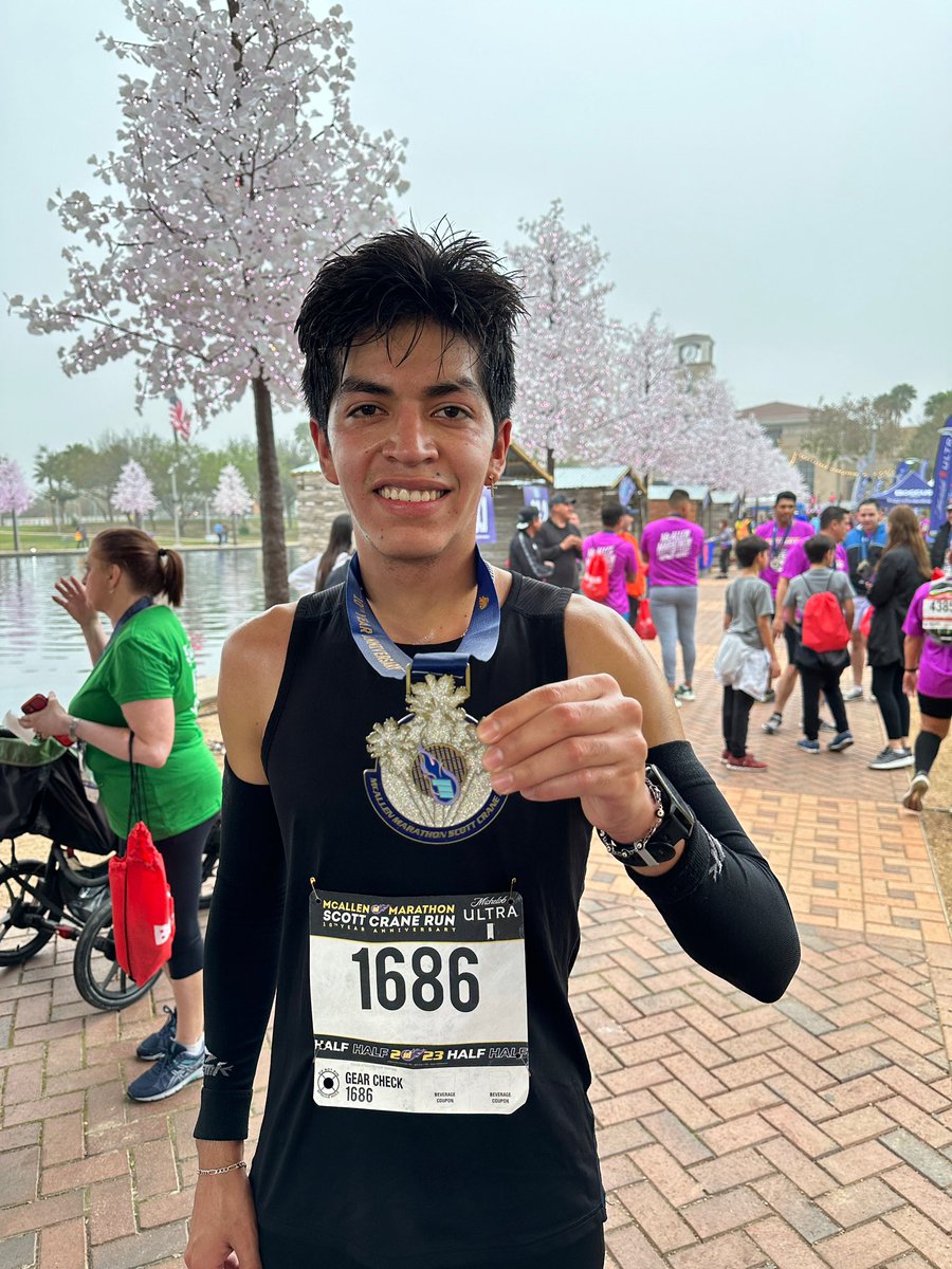 CityofMcAllen's tweet photo. We’ve got a half marathon winner!
Congrats to David Vasquez from
San Luis Potosí 🏅
#RunMcAllen https://t.co/FqIYe6sGwR