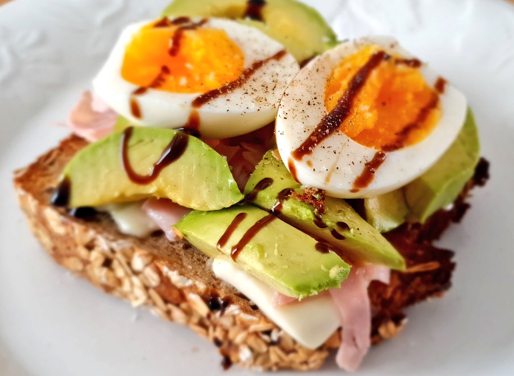 rashaja's tweet photo. Toast à l'avocat : pain aux graines de citrouilles de Borderon &amp; Fils , mozarella fraîche, jambon blanc, oeuf et balsamique, fleur de sel de Madagascar @mytsiro https://t.co/ySJyhydZg9