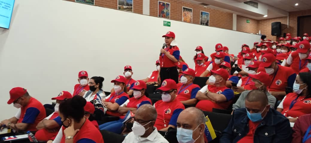 Funcionarios de la Dirección Nacional de la Misión Médica Cubana en #Venezuela intervienen en el balance de trabajo anual de la misión. 

#CubaPorLaVida 💖#JuntarYVencer  💖 #MartíVive #CELACEsUnidad