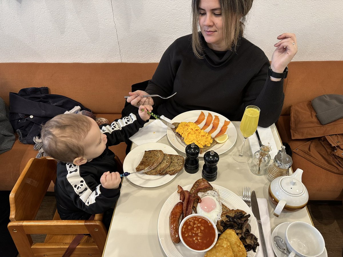 Nothing beats a real #EnglishBreakfast in #London after conference &amp; work meetings are over. Leo had his first try and discovered that he loves British beans. Great meal and - on Leo’s behalf - many thanks for the chocolate egg <a href="/cafebeam/">cafebeam</a>. #Saturday in #NottingHill