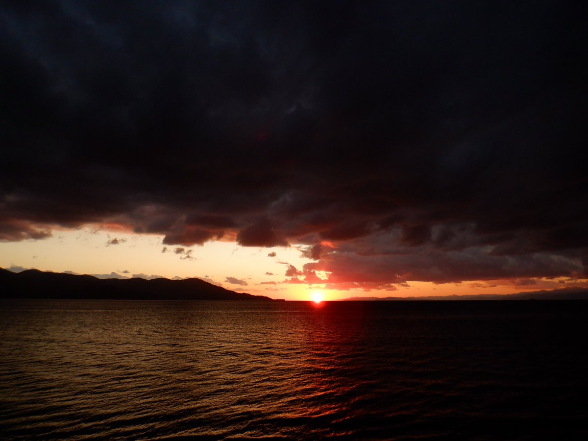 float_fuji_sup's tweet photo. 微風と、今日の夕日🌇
#風をやます女vol4 #微風ゴールデンタイム #夕日 #海 #正座して待つこと数分間 #自然 #nspwingfoilboard #nspwing #sunset #ocean #nature #float_fuji_sup #skylovers https://t.co/oWY2rvHwc2