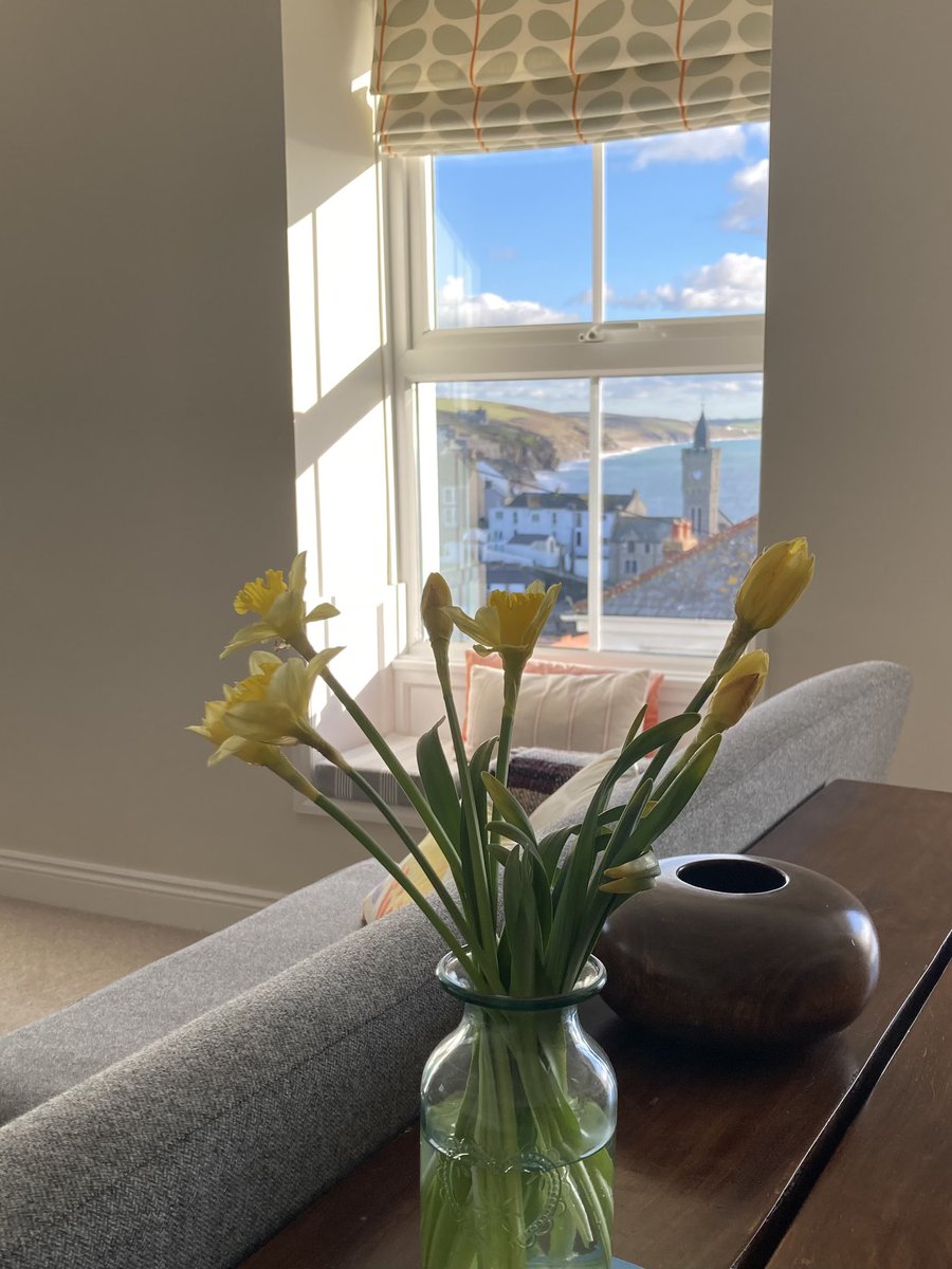 Winter sun + daffodils + view 😊😊 #porthleven #cornwall #seaview #daffodils @chapeldown