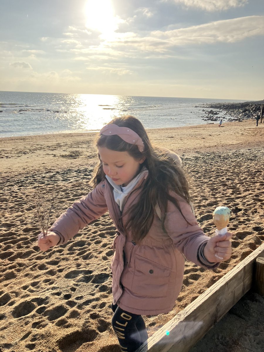 phillips7_jane's tweet photo. Beautiful afternoon geocaching. So lucky to live in such a beautiful place ❤️🌊☀️#ilovewight #familytime #teamlind https://t.co/r0Gw2VsEQa