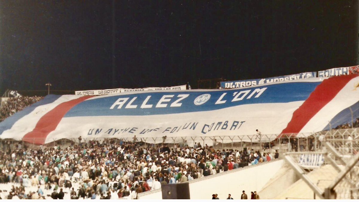 La mythique voile « Allez L’OM » a été confectionnée dans un atelier du Vieux-Port, inaugurée contre l’Ajax en 1988 puis sortie lors de l’inoubliable OM-PSG 88-89, avant d’être complétée en 1990 pour célébrer le doublé coupe-championnat. #OM #Histoire 🔵⚪️