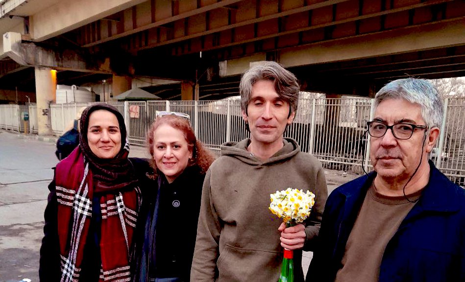 AbTarza's tweet photo. #آرش_صادقی پس از حدود صد روز بازداشت موقت، لحظاتی پیش از زندان اوین آزاد شد.

#آرش_صادقی
#تهران 
#قیام_ژینا
#قیام_زندگی 
#ژینا_امینی https://t.co/mFImkMK1IE