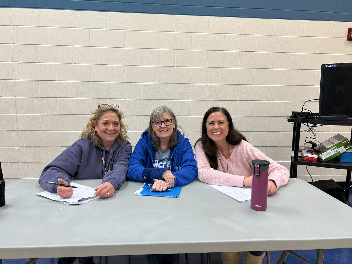 MrsAlliWaller's tweet photo. Congrats to our Spelling Bee winners! It’s not easy to be on the spot, but all participants were up for the challenge and did amazing! We’re so proud!Special thanks to all who helped make it happen. @AntiochCCSD34 @HKaprosy #HillcrestHurricanes #SoarWithD34 #D34Pride https://t.co/ExPfLLmVwy