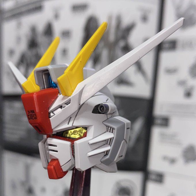 一通りスミ入れから始めて、ひとまず顔だけ。
RGみたいな情報量と色分けだねえ 