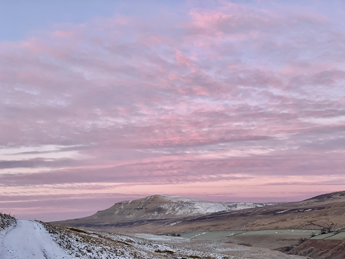 ParkBottom's tweet photo. Saturday skies  
#littondale #YorkshireDales #winter #bordercollie https://t.co/Lo9Un7J6M1