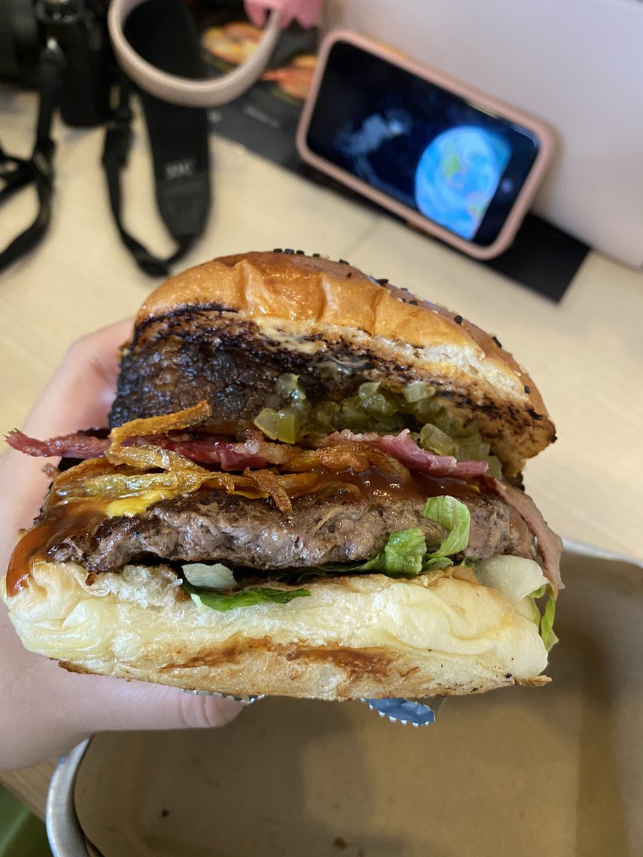 farahstahp's tweet photo. woodfire sedap gila????????????? i literally felt like i died n went to heaven when i took that FIRST bite of their brisket burger it’s so good omg can’t believe IT TOOK ME THIS LONG TO TRY THEM OUT https://t.co/0UU2hEIlfb