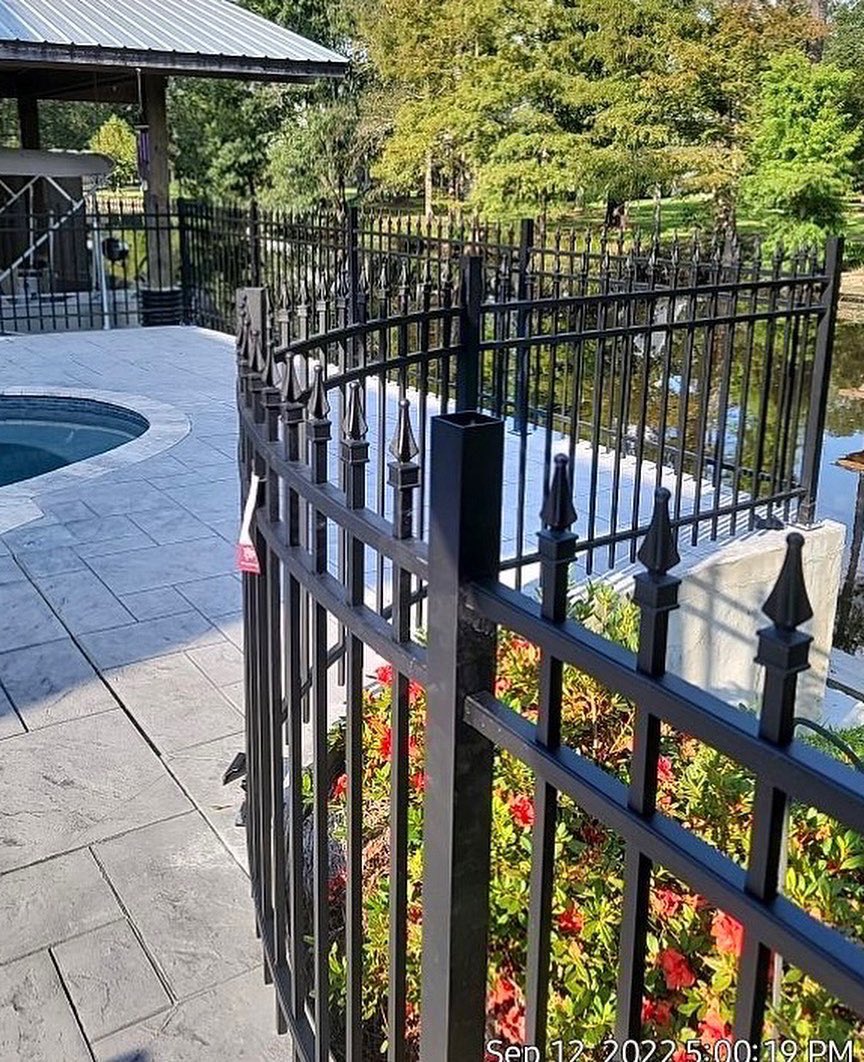 FenceKing_'s tweet photo. We’re the leading installer of aluminum fencing on the Northshore. No one else is installing the styles, colors and curved panels we have exclusive access to! #AluminumFence #CourtyardAluminum #DiggerSpecialties #BuildAFence #FenceThisYard #MandevilleFence #CovingtonFence #Fence https://t.co/A9eGPal9nI