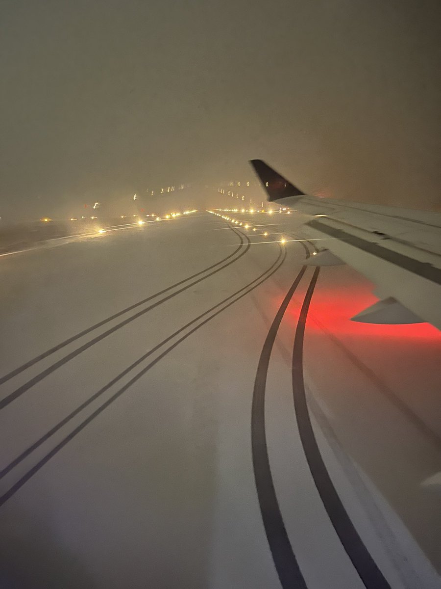 jaredpetten's tweet photo. It was a snowy landing on one of the last flights in to @stjohnsairport last night! #nlwx https://t.co/QdruEAmOe8