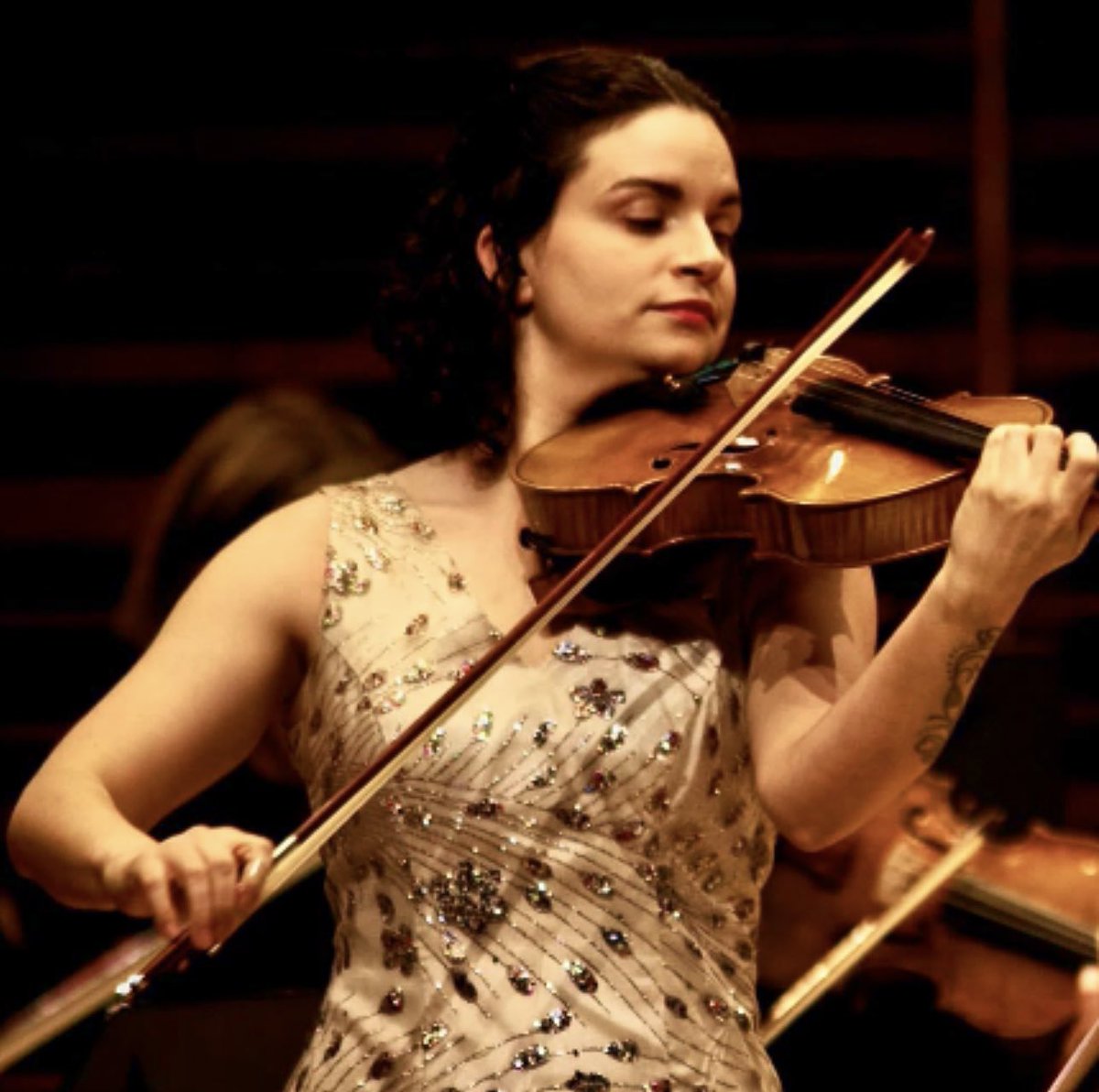Violist <a href="/MarinaThibeault/">Marina Thibeault (They/Them)</a> performing Britten with Nicolas Ellis and <a href="/ViolonsduRoy/">Les Violons du Roy</a> 

👗 #atelierrosemarieumetsu 
📸 Denis Plant (image 2)