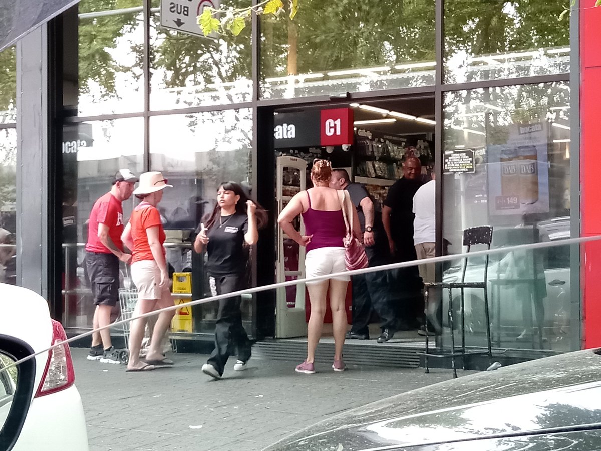 boniatero75's tweet photo. Alguien me explica el fenómeno del Supermercado mayorista Bocata?
150 metros la fila de gente para entrar a comprar.!!! https://t.co/kKSxp1yepE