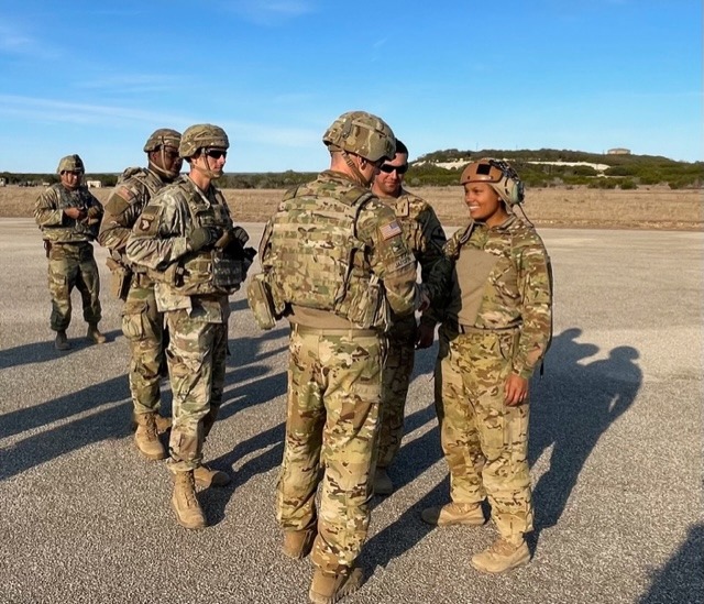 1stCavalryDiv's tweet photo. The other day, crews from @2nd227avn Aviation began their aerial gunnery training in order to get ground crews and pilots trained to the #FirstTeam standard.
#CavLethal | #WeAreTheCav | #FirstTeam | #Aviation | @iii_corps https://t.co/hKQN7qm3Ne