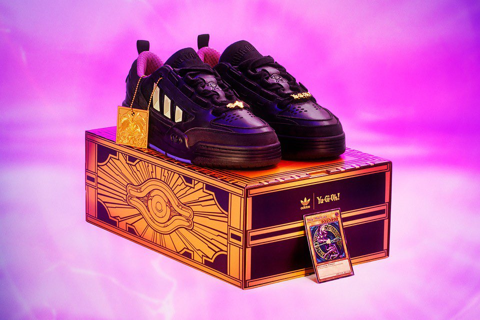 Los nuevos Adidas x Yu-Gi-Oh! (y traen una carta del Dark Magician 🤩).