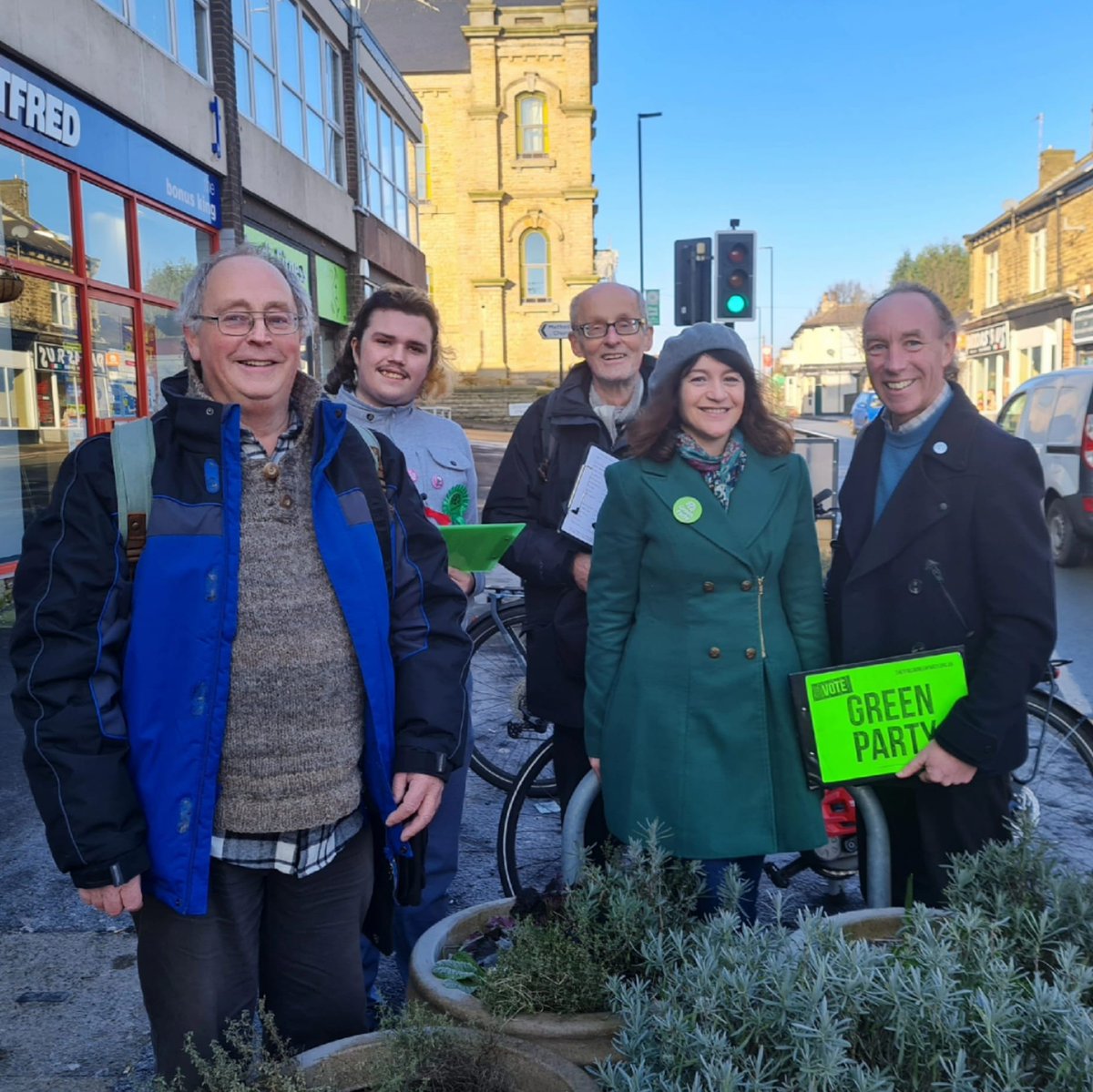 💚 Greens from across #Yorkshire today speaking to people in their communities about what matters to them! ▶️ If you want to get involved, we'd love to have you! 📷 @edleeds @Omarmushtaq1990 @AlexiDimond @greenmattbfd @DouglasJSheff @e_marieanne @BernardLittle @CreserDylanGrn