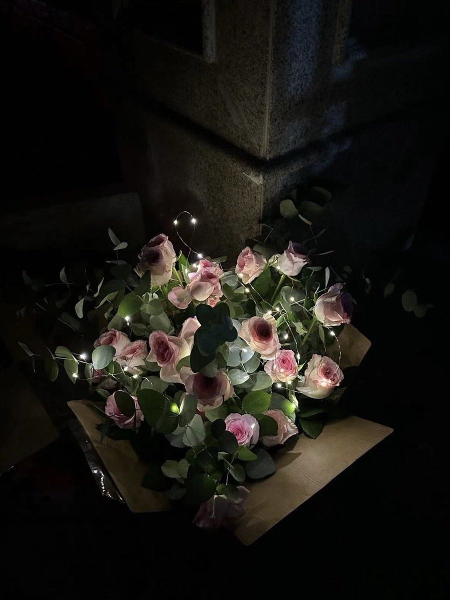 chenwans's tweet photo. 就算是除夕夜街头放飞理想的有志青年，也要给妈妈准备花花呐 https://t.co/P5CdQhOrjH
