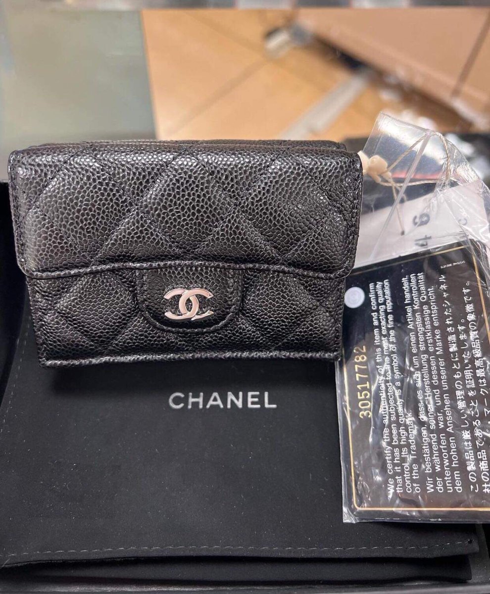 ashley_w31rdo's tweet photo. wts/lfb

chanel classic flap wallet 
full inclusion with entrupy 
bought second hand from japan
88k selling price 
can only entertain bank transactions
can give 1k to lucky sharer po

[ japan lucky draw is my prio pls,☹️🤲🏻] https://t.co/0Ab3DIf5FG
